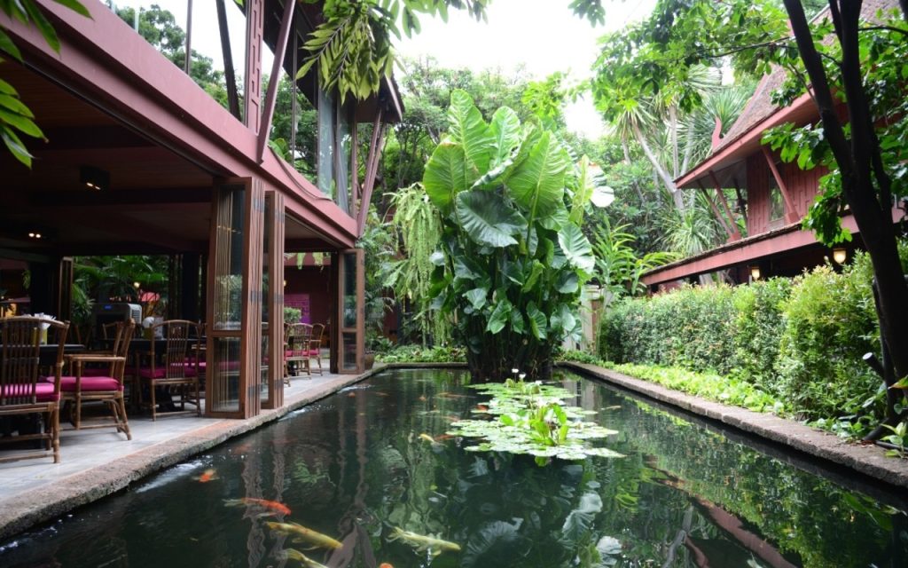 Laghetto nel giardino della Jim Thompson House a Bangkok