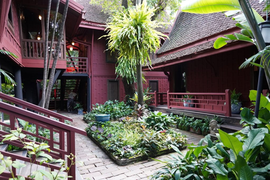 Il cortile interno della Jim Thompson House a Bangkok
