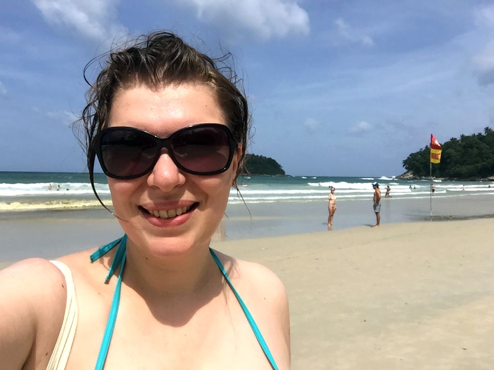 Paola Bertoni alla spiaggia di Kata Beach sull'isola di Phuket, in Thailandia