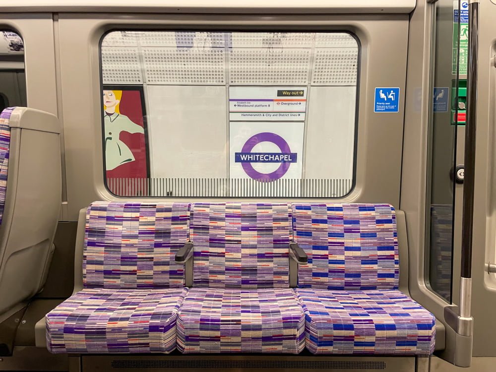 Interno di una carrozza della linea viola Elizabeth Line della metropolitana di Londra alla fermata Whitechapel