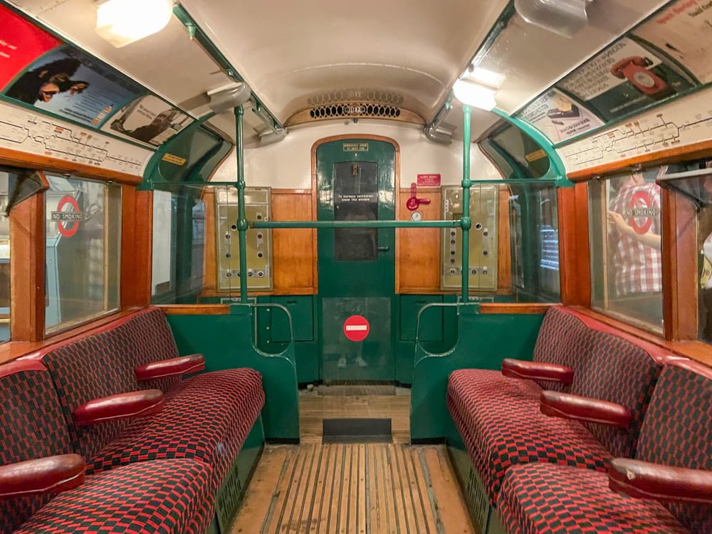 Interno di una carrozza d'epoca della metropolitana di Londra esposta al London Transport Museum 