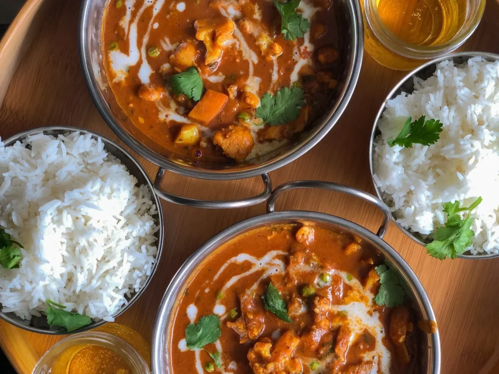 Curry e pietanze indiane accompagnati da riso bianco