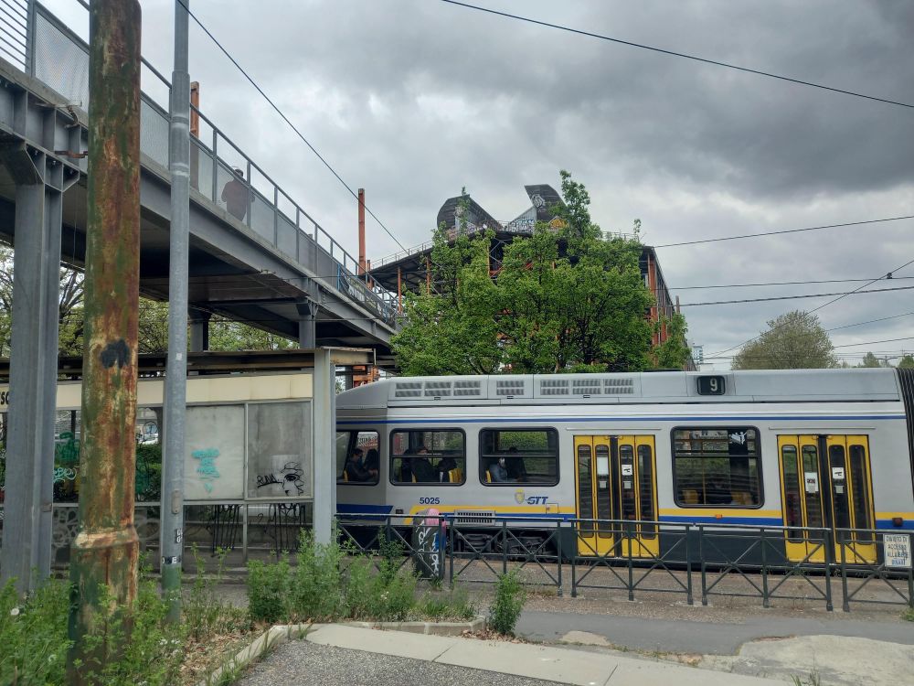 Il tram 9 passa sotto la passerella alla fermata davanti al Parco Dora di Torino