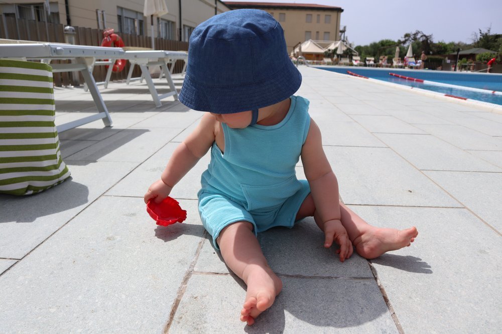 Figlio di Paola Bertoni in piscina a Tirrenia, Toscana