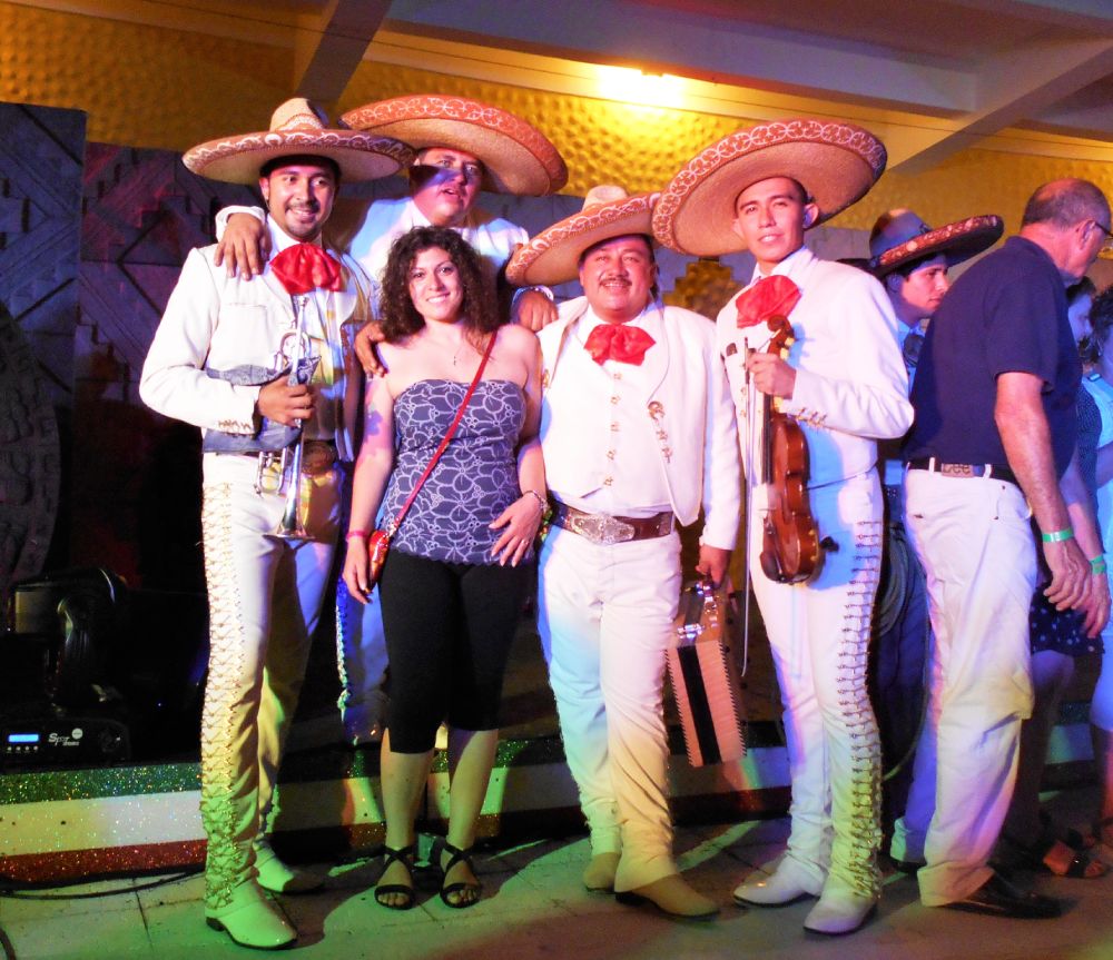 Lucia Nuzzacci di Souvenir di viaggio con una banda di musicisti mariachi