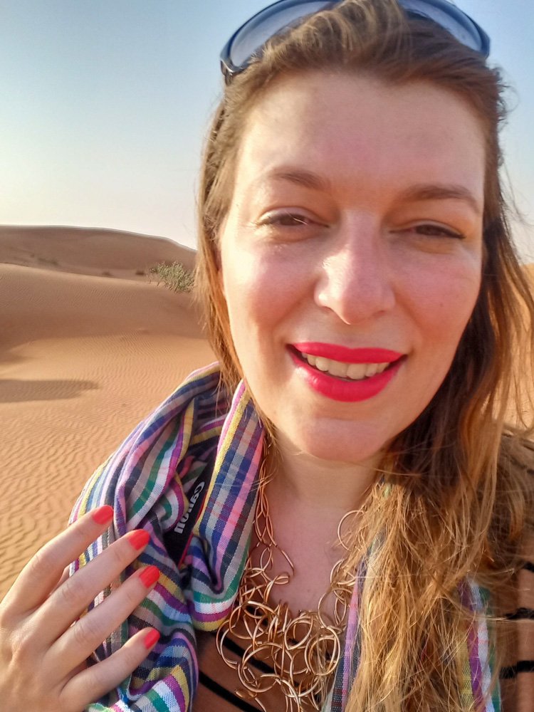 Paola Bertoni nel deserto di Sharja, Emirati Arabi Uniti