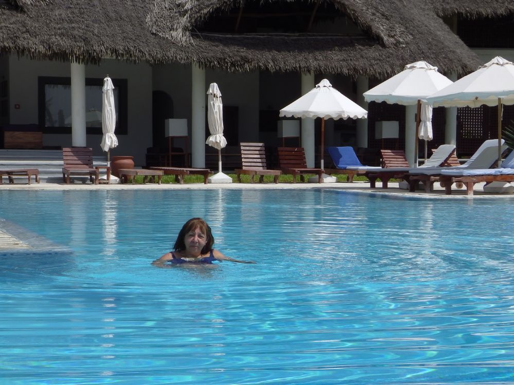 Teresa di Nonni Avventura in piscina a Watamu, in Kenya