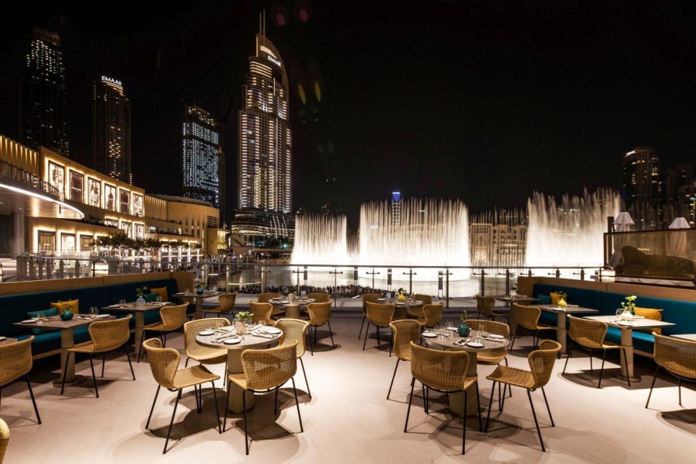 La terrazza esterna di GIA Dubai con vista sulla Dubai Fountain