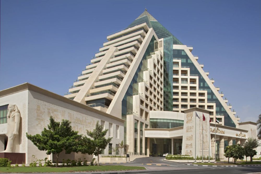 La sobrietà del Raffles Hotel Dubai a forma di piramide egizia