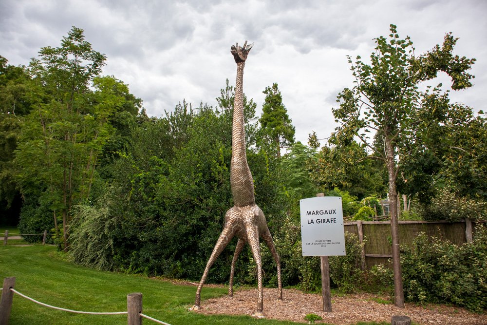 Scultura giraffa allo Zoo di Mulhouse in Alsazia, Francia