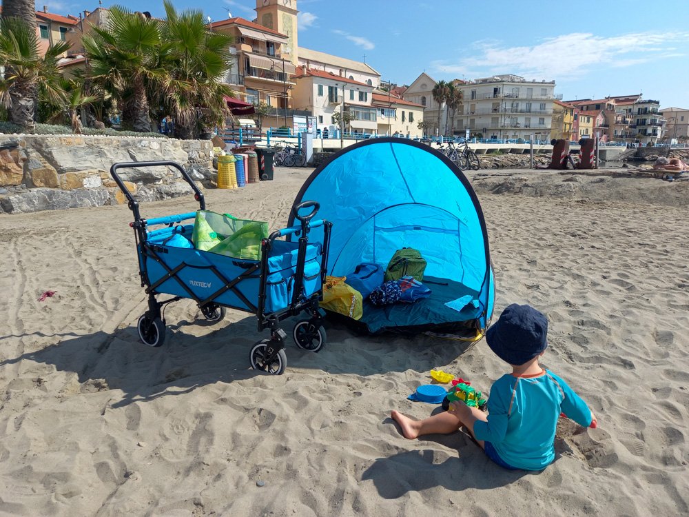 Baby blogger in spiaggia a Santo Stefano al Mare, Liguria