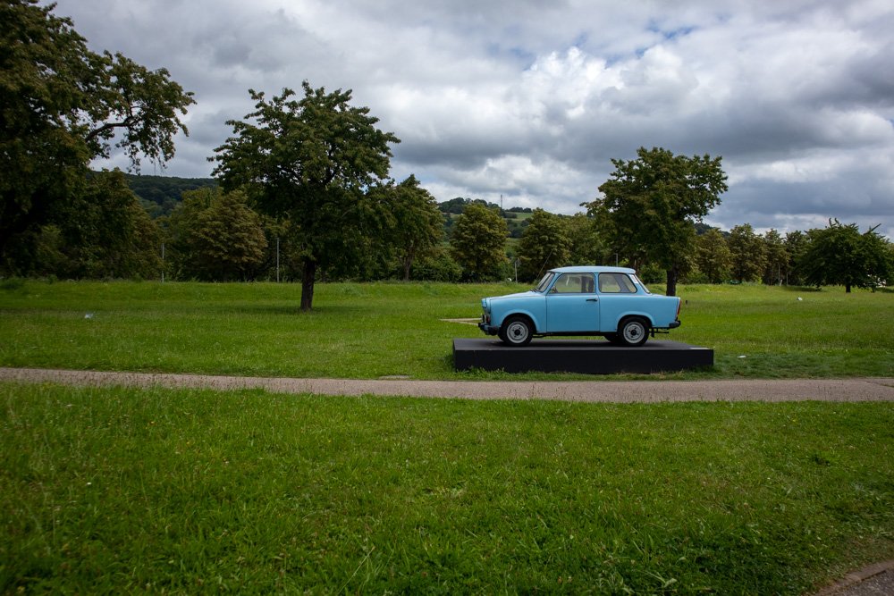 Auto esposta nel parco del Vitra Campus di Weil am Rhein in Germania