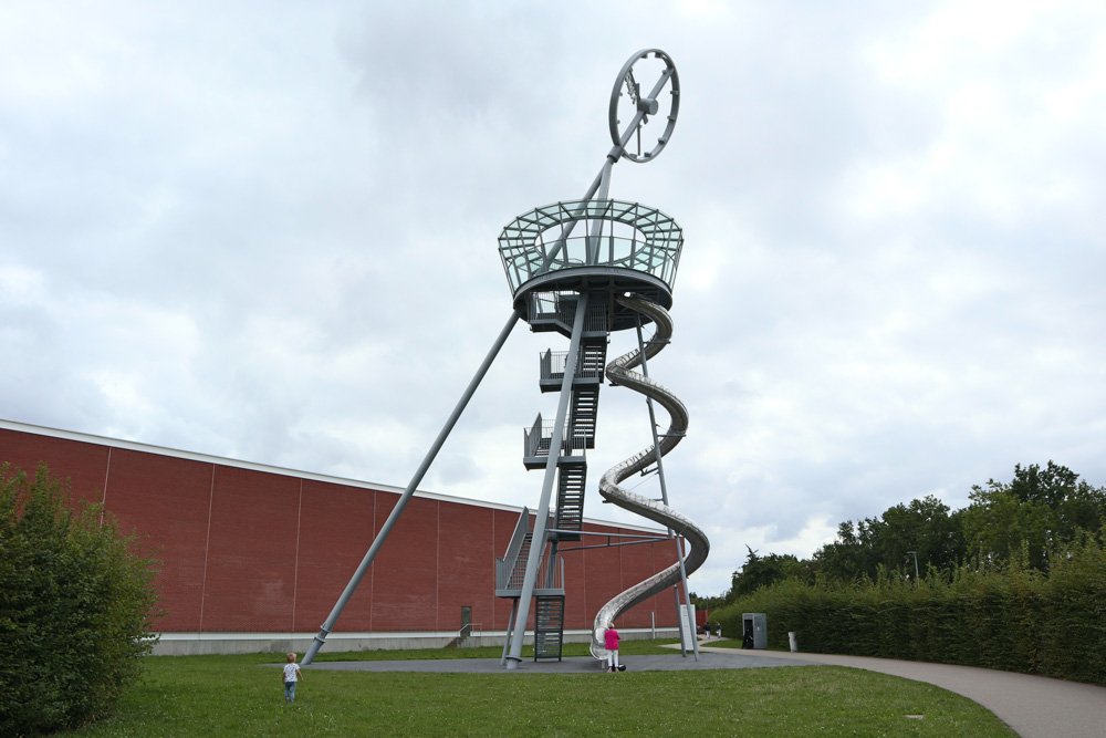 Scivolo gigante Vitra Slide Tower al Vitra Campus di Weil am Rhein in Germania