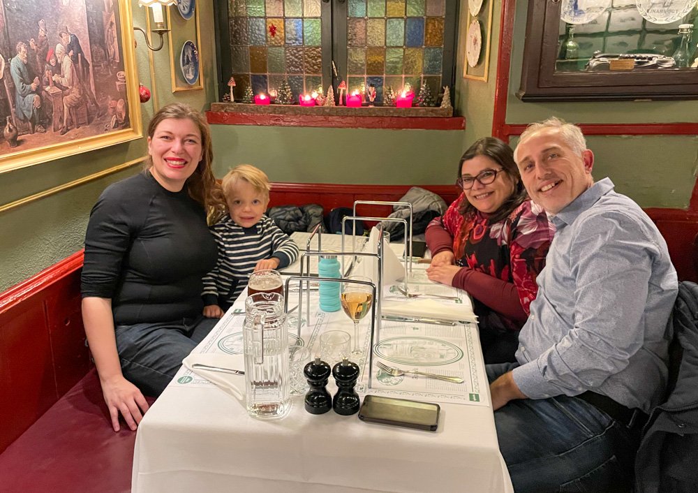 A cena al Det Lille Apotek con mio figlio, Silvia blogger di Viaggiare zaino in spalla e suo marito Ugo