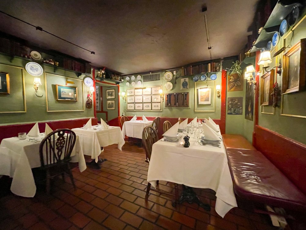 Una delle sale del Det Lille Apotek, il ristorante più antico di Copenaghen e della Danimarca