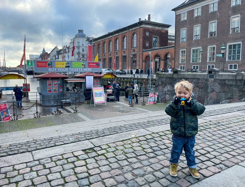 Il baby blogger a Copenaghen, intento a scattare foto