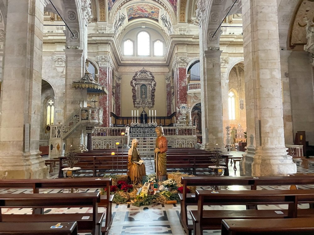 Gli interni della Cattedrale di Cagliari