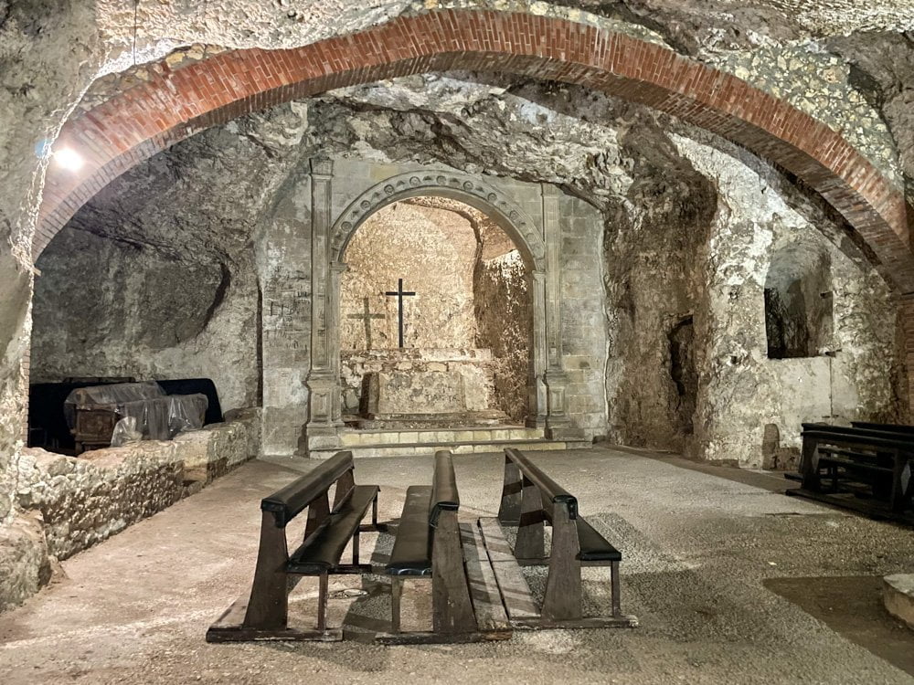 La Cripta di Santa Restituta, scavata nel sottosuolo calcareo di Cagliari, usata in passato come deposito e rifugio antiaereo