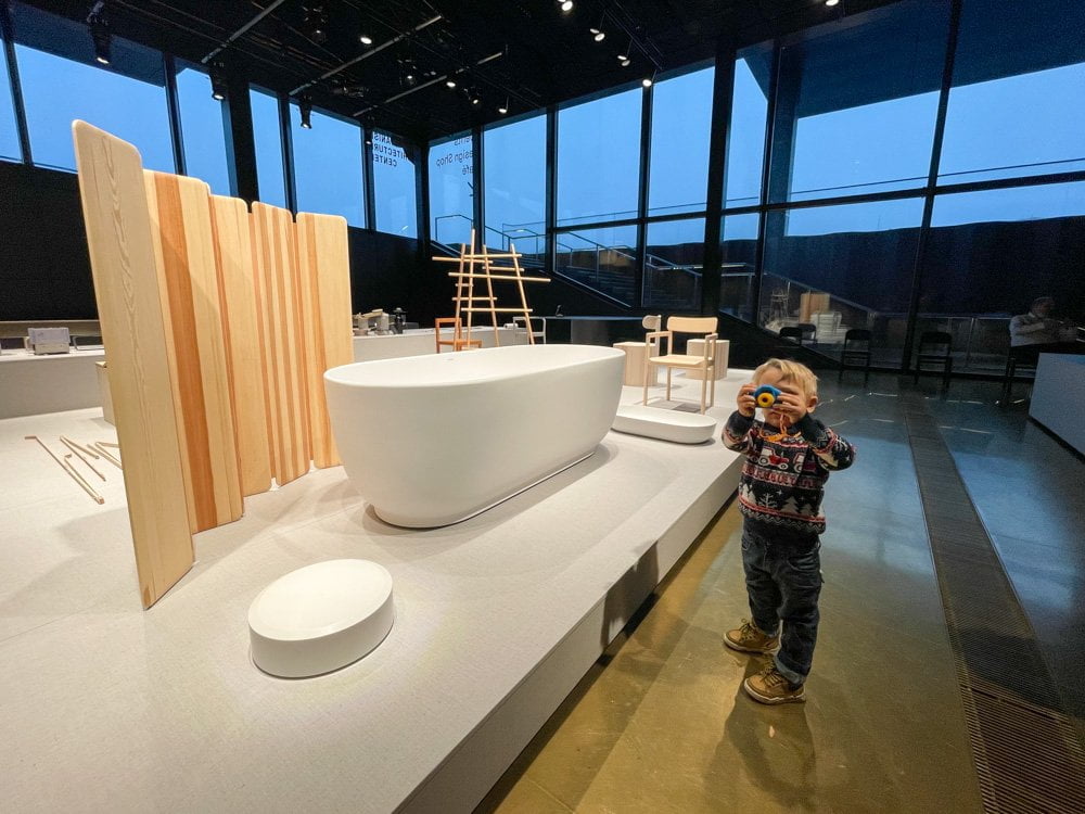 Il baby blogger fotografa la mostra temporanea The Needle in the Haystack al Danish Architecture Centre di Copenaghen