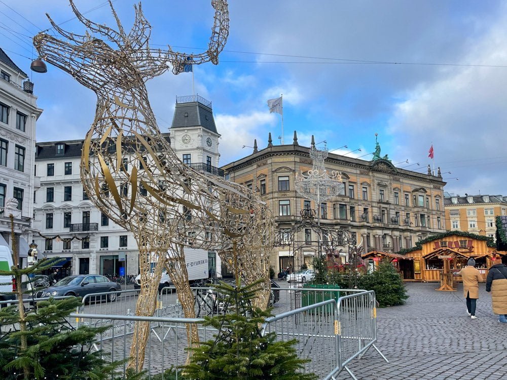 Una renna gigante in uno dei mercatini di Natale di Copenaghen lungo la via pedonale Strøget