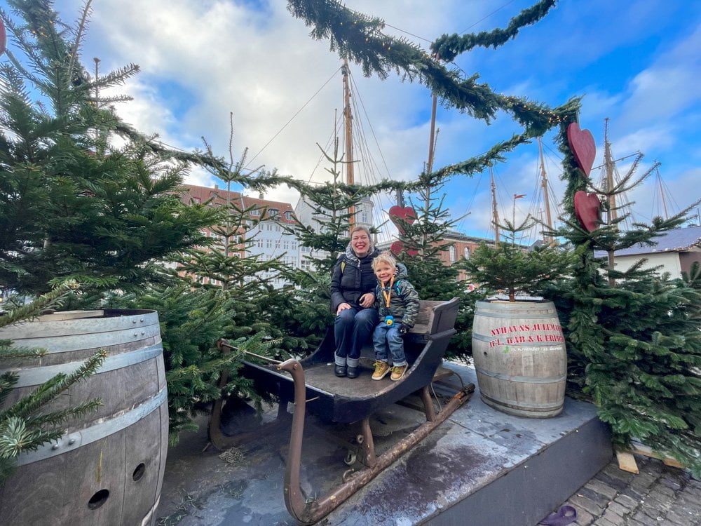 Paola Bertoni e bimbo sulla slitta di Babbo Natale a Nyhavn, Copenaghen