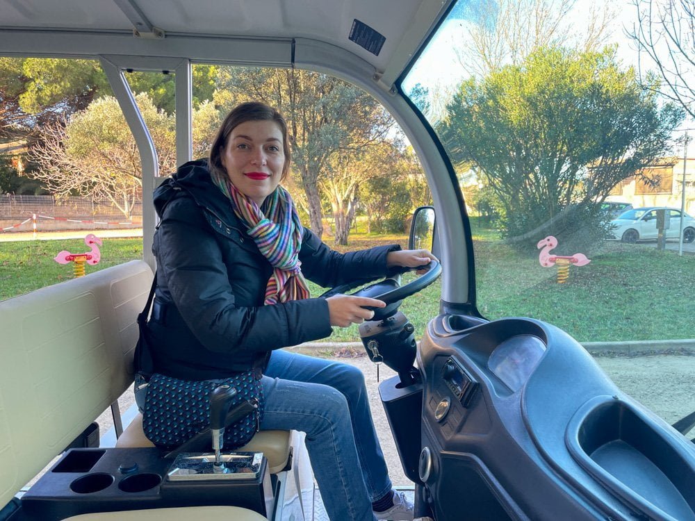 Paola Bertoni sul minibus elettrico dell'Eco Safari Tour del Parco Naturale Regionale Molentargius Saline