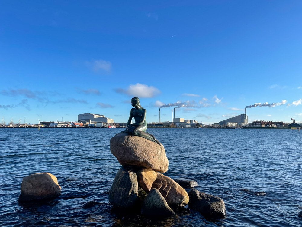 La statua della Sirenetta simbolo di Copenaghen
