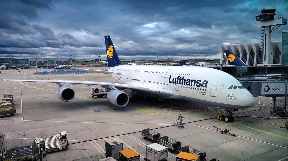 Aereo Lufthansa in aeroporto