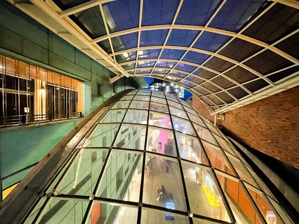 La vetrata del soffitto del centro commerciale Cabot Circus a Bristol