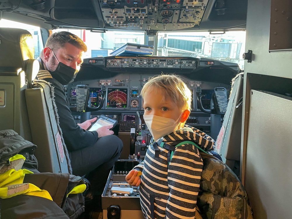 Figlio di Paola Bertoni con pilota Ryanair in cabina