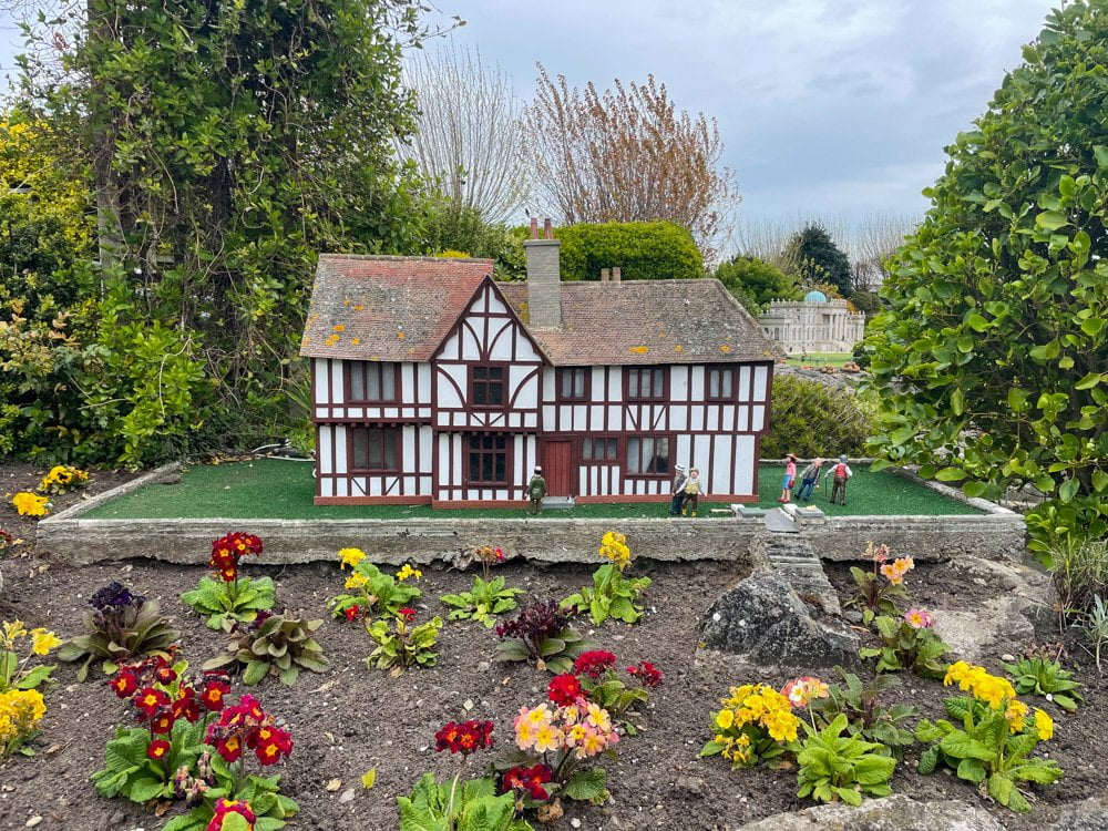 Una casa a graticcio della campagna inglese al Merrivale Model Village di Great Yarmouth