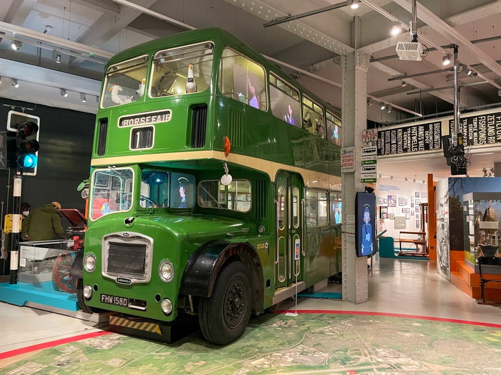 Bus Lodekka verde esposto al museo M Shed di Bristol