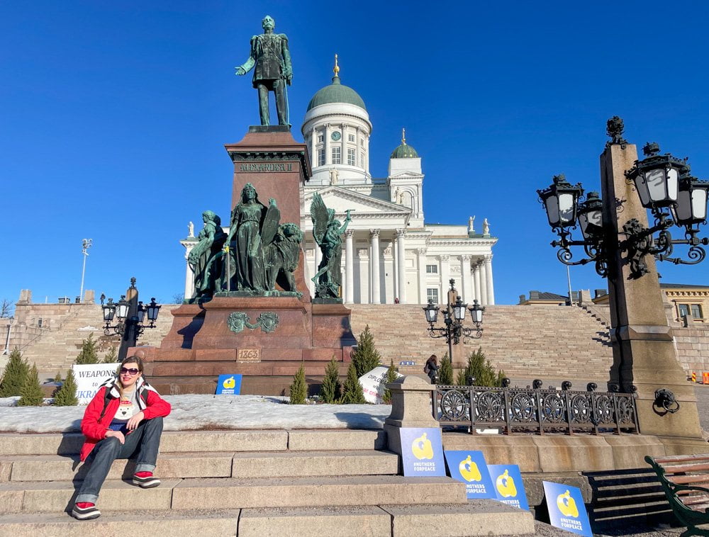 Paola Bertoni davanti alla statua dello zar Alessandro II nella Piazza del Senato di Helsinki