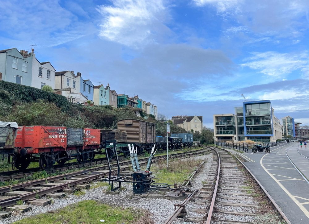 Binari ferroviari dismessi e edifici moderni nel vecchio molto di Bristol