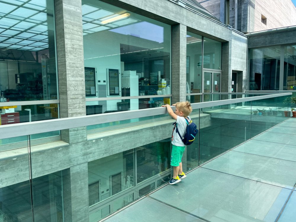 Baby blogger su una passerella del Molecular Biotechnology Center, Torino