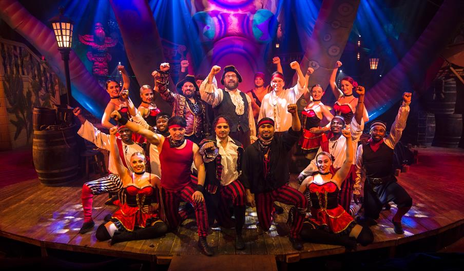 Il cast dello spettacolo Pirates Live prodotto dall'Hippodrome di Great Yarmouth