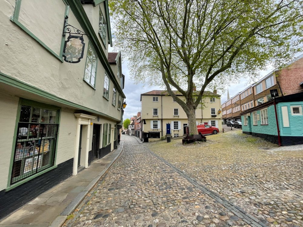 La strada Elm Hill a Norwich, una delle vie più antiche d'Inghilterra