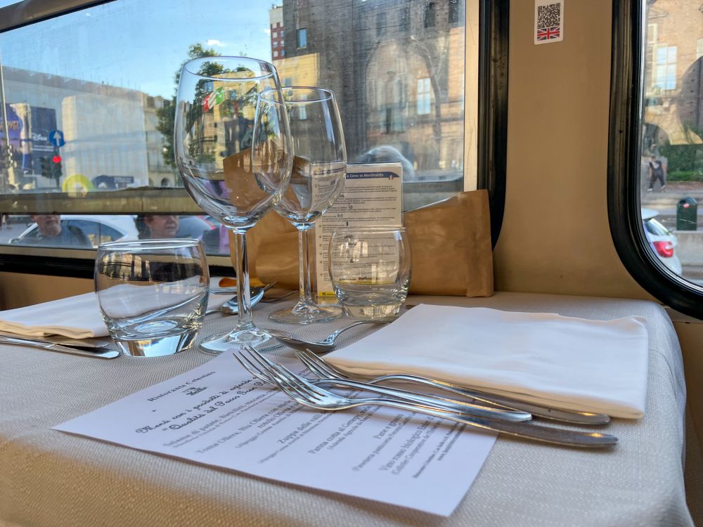 La tavola apparecchiata del tram-ristorante di Torino
