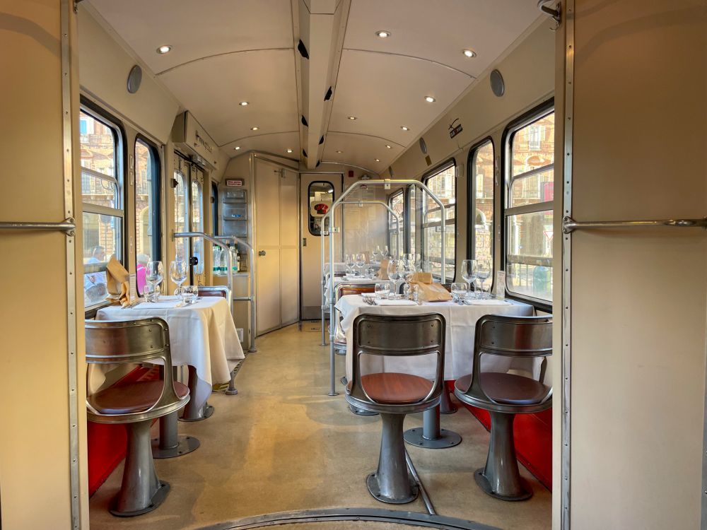 L'interno del Gustotram, uno dei due tram-ristorante di Torino