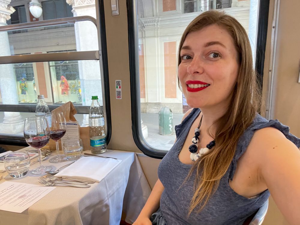 Paola Bertoni a bordo del tram-ristorante Gustotram di Torino
