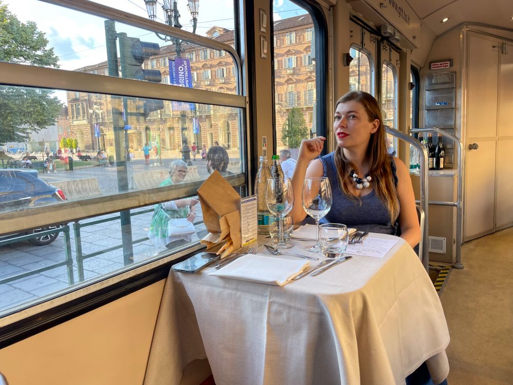 Paola Bertoni sul tram-ristorante Gustotram di Torino