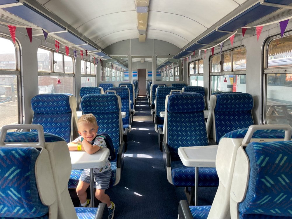 Baby blogger in una delle carrozze storiche di un treno della Mid-Norfolk Railway