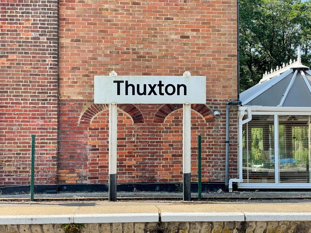 Cartello alla stazione di Thuxton della Mid-Norfolk Railway
