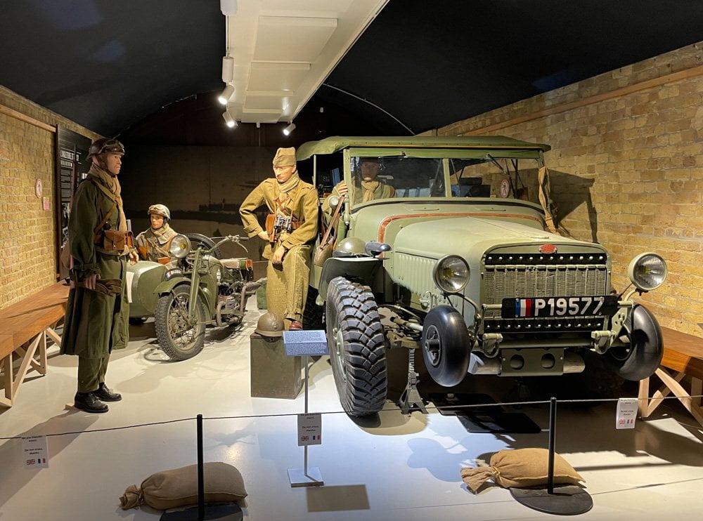 Allestimento con jeep militare e manichini al Museo Dunkerque