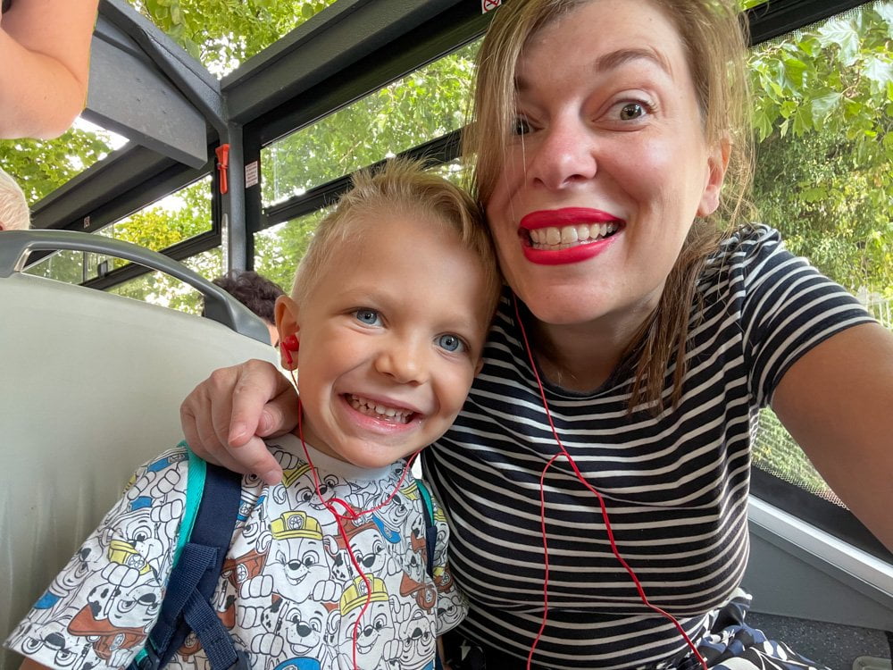 Paola Bertoni e bimbo sul bus turistico di Lille