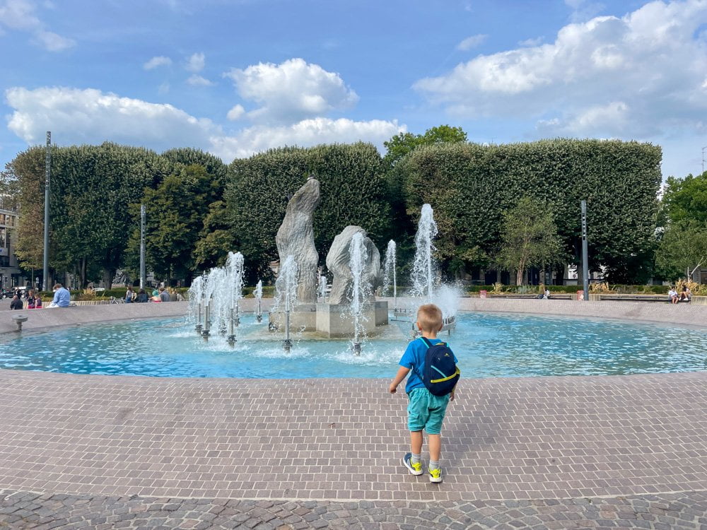Baby blogger davanti alla fontana di Place de la Republique a Lille