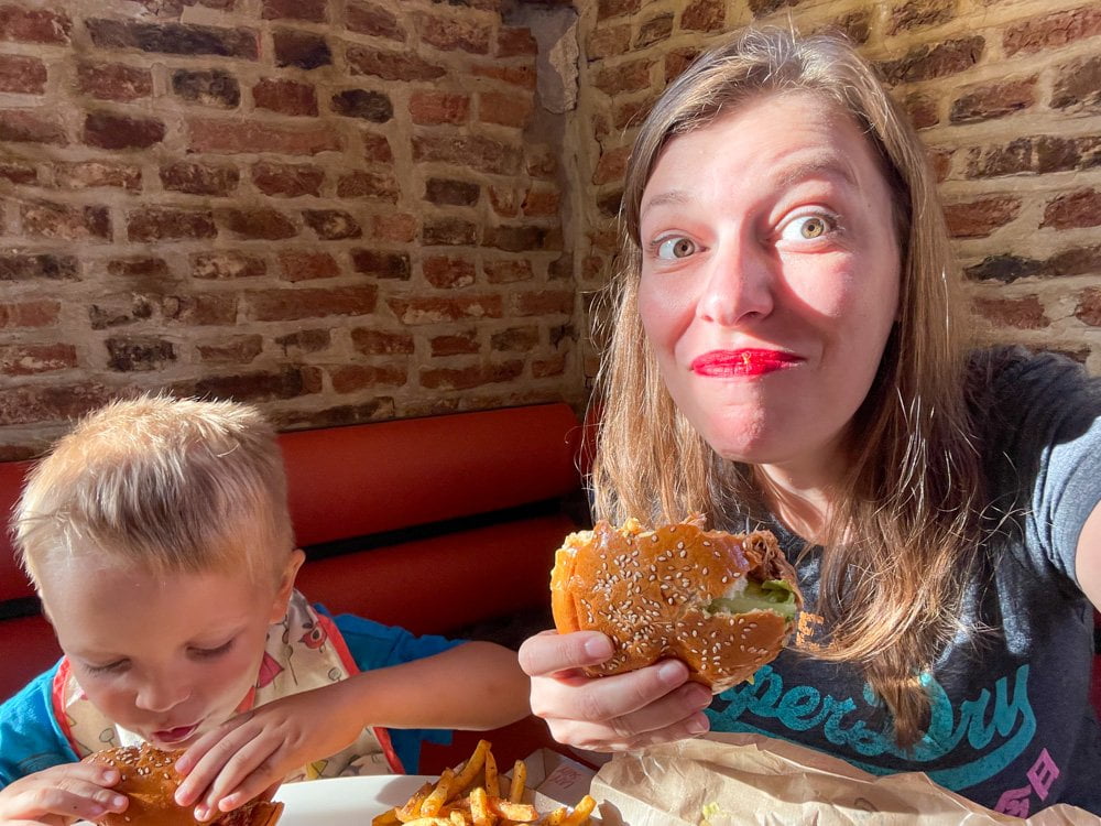 Paola Bertoni e bimbo mangiano hamburger da Lazy Susy a Lille