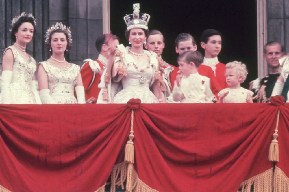 La Regina Elisabetta con la famiglia reale nel 1954, foto Hulton Royals Collection