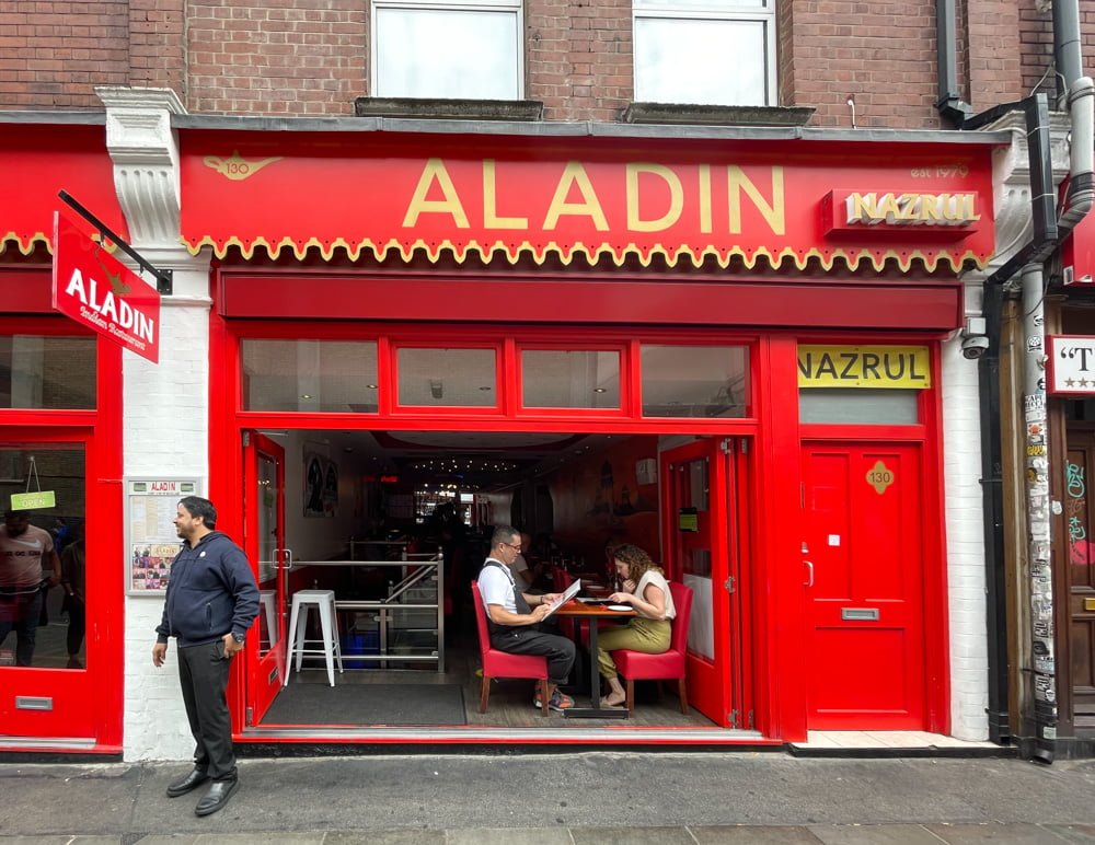 L'ingresso di Aladin, ristorante indiano a Brick Lane, Londra