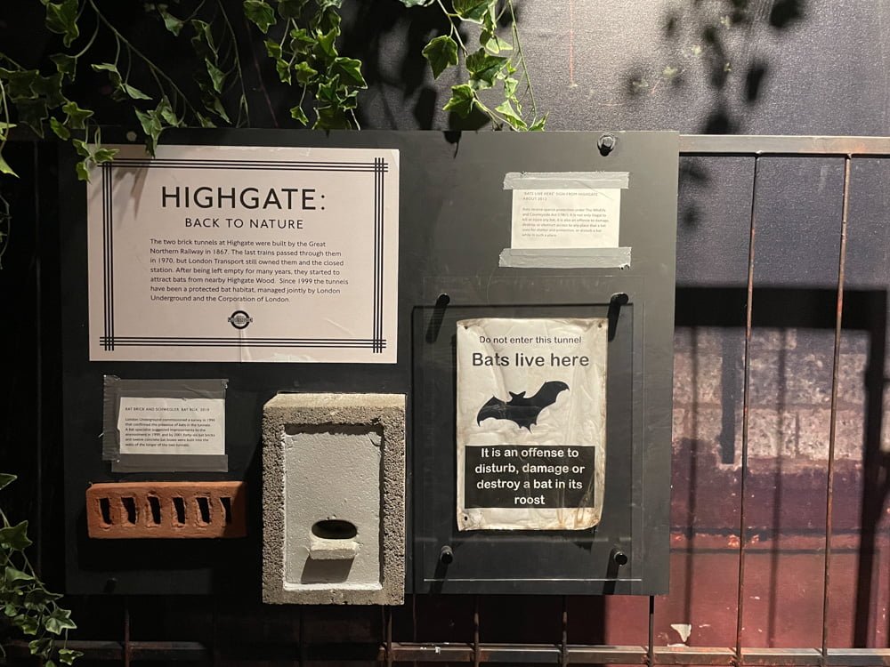 Cartello che avvisa della presenza di pipistrelli alla stazione Highgate della metropolitana di Londra al London Transport Museum